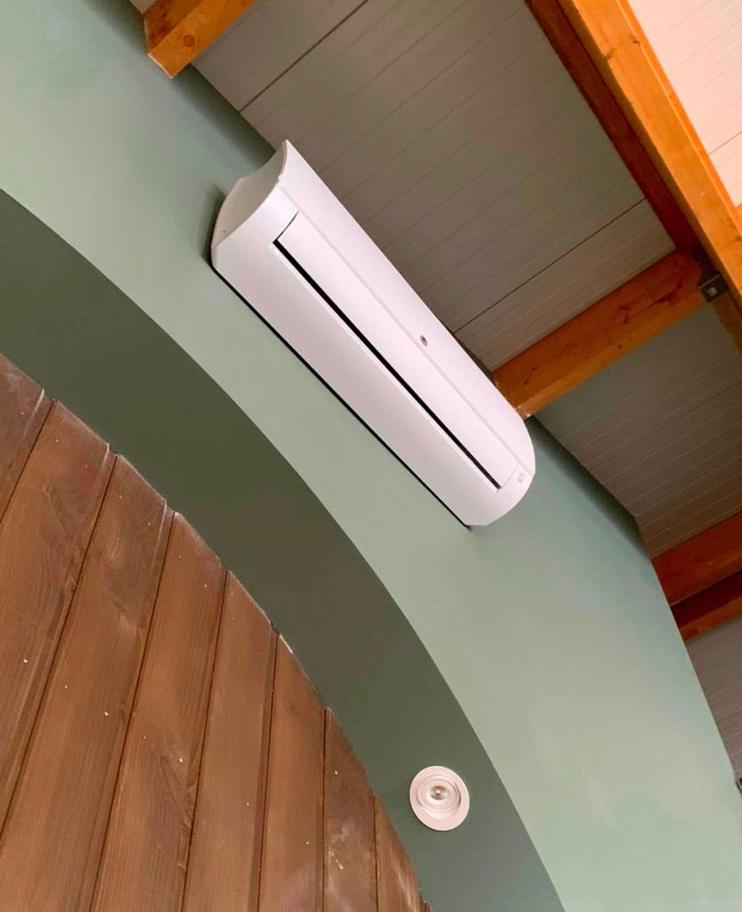le guillant électricité chauffage et climatisation bloc mural au dessus d'une porte