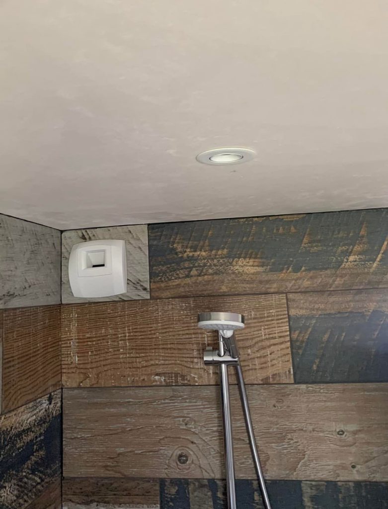 le guillant électricité ventilation bouche de vmc au plafond dans une douche